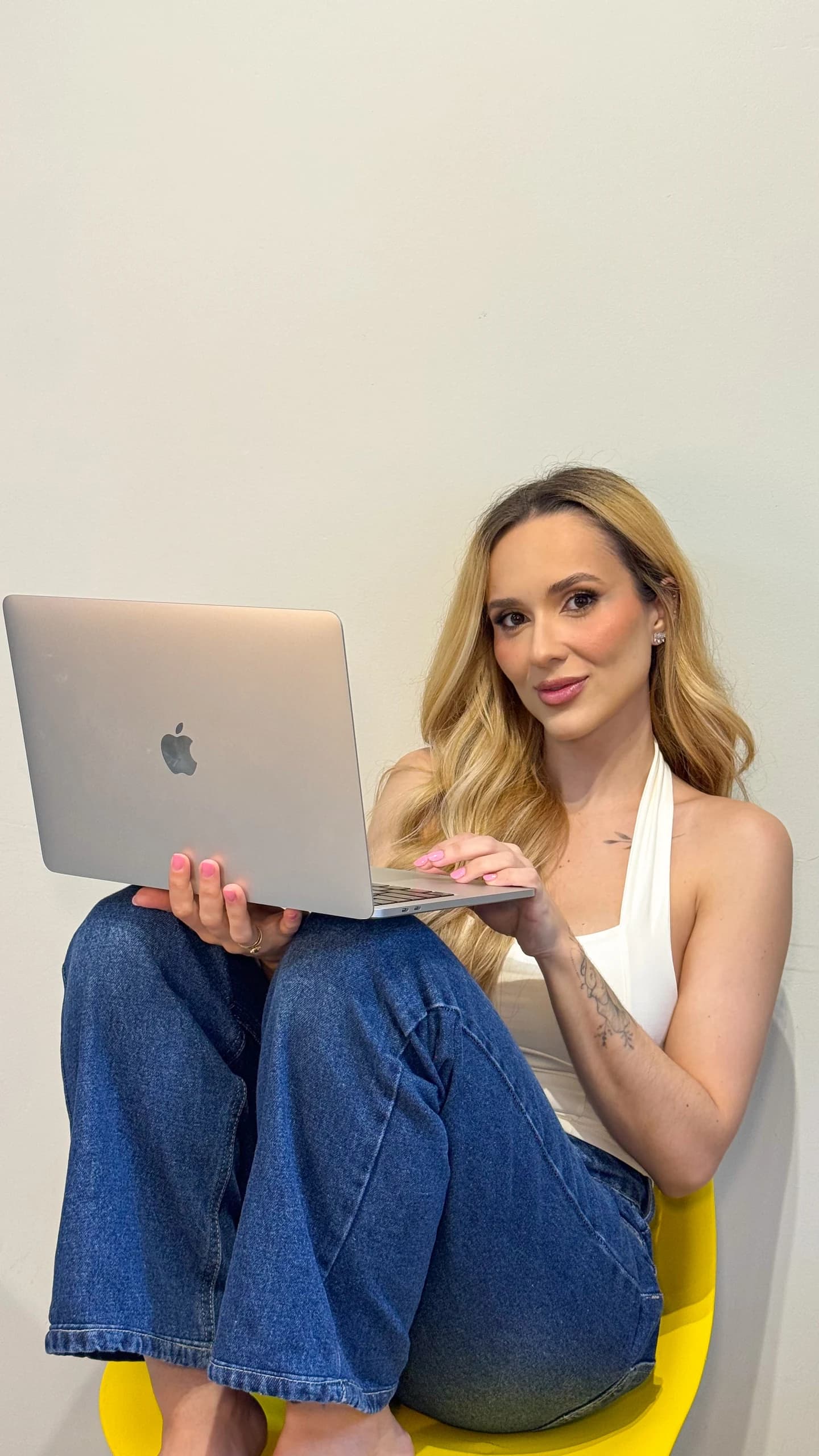 Gabriela sentada com um notebook no colo